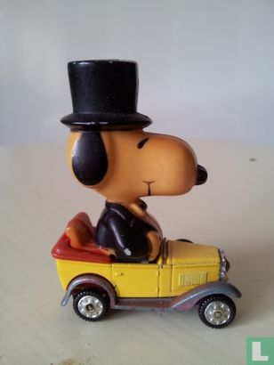 Snoopy in auto - Afbeelding 1