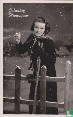 Gelukkig Nieuwjaar - Dame met skistokken bij hek in de sneeuw - Afbeelding 1