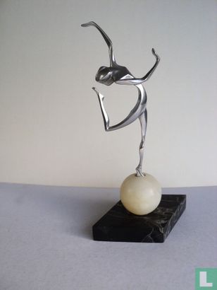 danseuse en acier chromé sur boule de marbre