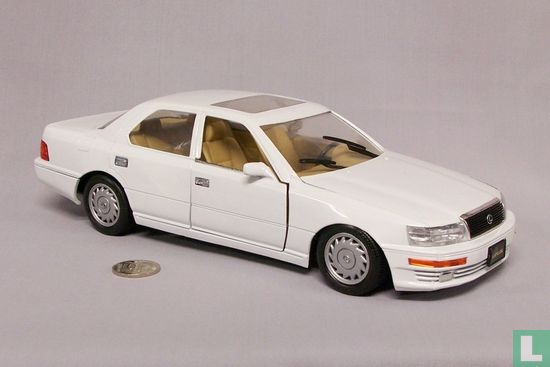 Lexus LS 400 - Image 1