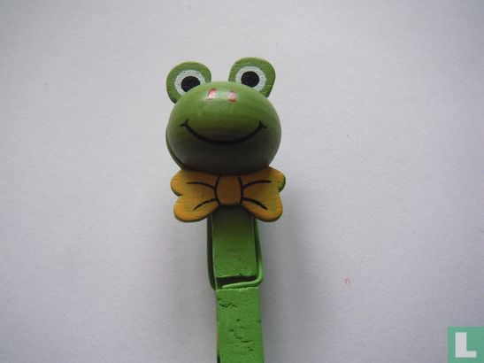 Dahl's Toad-headed on clothespin