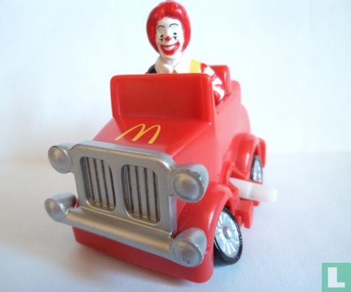 Ronald in rode auto