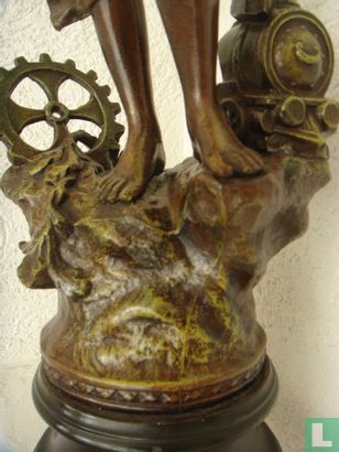 Metallskulptur auf Ständer  - Bild 3