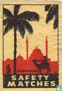 "ruiter op kameel onder palmboom met moskee"