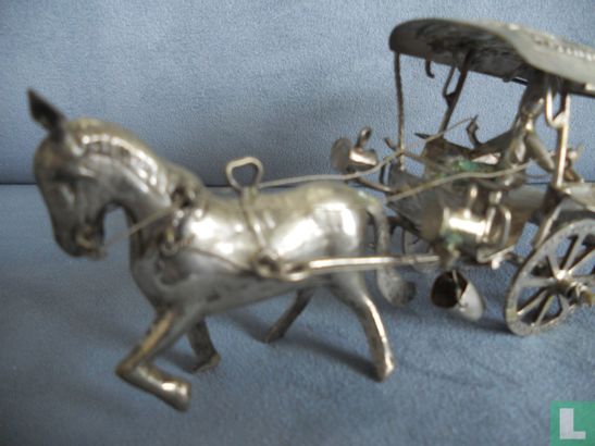 Miniatur, Mann mit Pferd und Wagen - Bild 3