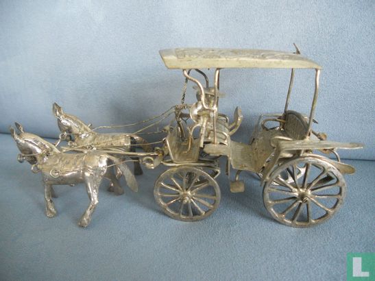 Miniatuur man met 2 paarden en wagen - Afbeelding 2