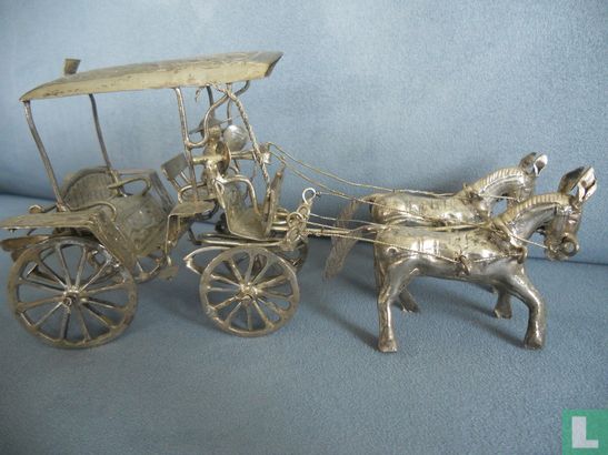 Miniatur-Mann mit 2 Pferden und Wagen - Bild 1