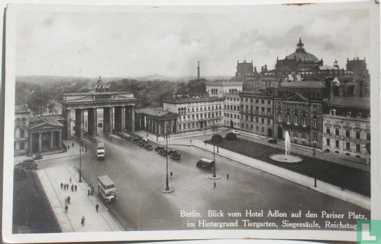 Berlin. Blick vom Hotel Adlon auf den Pariser Platz, im hintergrund Tiergarten, Siegessäule, Reichstag. - Afbeelding 1