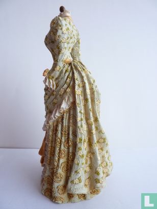 Mannequin avec une robe verte pâle avec détails dorés - Image 3
