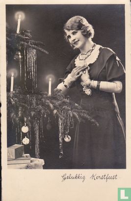Gelukkig Kerstfeest: Jonge vrouw bij kerstboom - Image 1