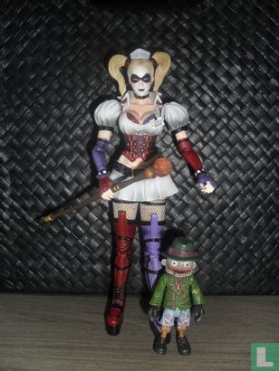 Play Arts Arkham Asylum Harley Quinn