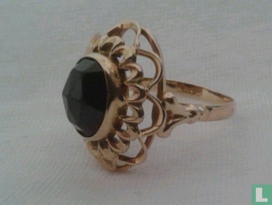 Een 14-karaat antieke ring. - Image 2