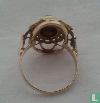 Een 14-karaat antieke ring. - Image 3