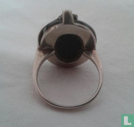 Een antieke zilveren ring. - Image 2