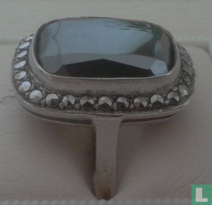 Een antiek zilveren entourage ring met facet geslepen markasiet. - Bild 1