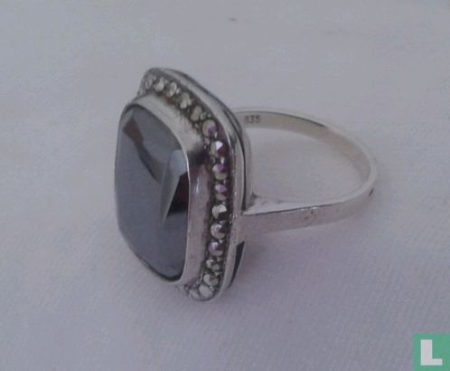 Een antiek zilveren entourage ring met facet geslepen markasiet. - Image 2