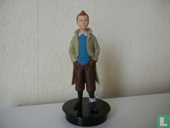 Tintin avec les mains dans les poches de pantalon