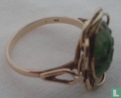 Een 14-karaat gouden damesring met een ovaal gesneden jade steen - Afbeelding 3