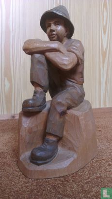 houtsnijwerk zittende jongen - Afbeelding 2