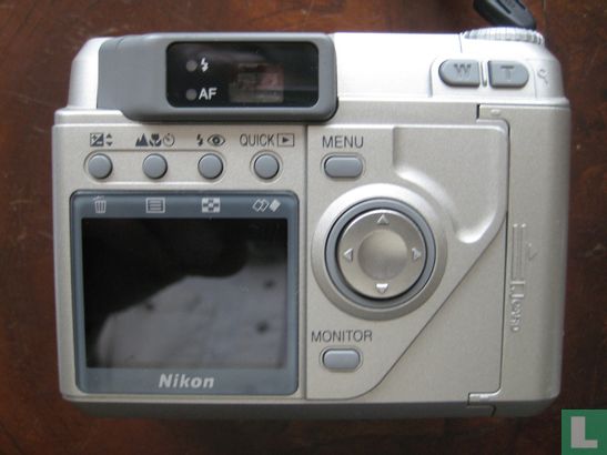 Nikon Coolpix 880 - Image 2