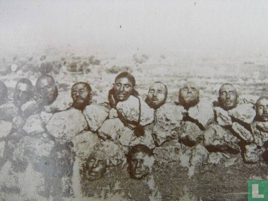 Foto van onthoofde geëxecuteerden, China. Ca. 1890. - Image 1