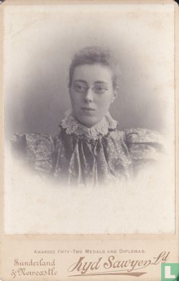 Young lady with glasses and lace - Afbeelding 1