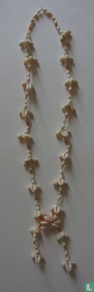 Halsketting met schelpen en oranje kralen - Image 1