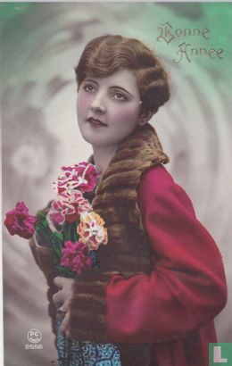 Bonne Année: Vrouw met rode jas, bontkraag en anjers - Bild 1