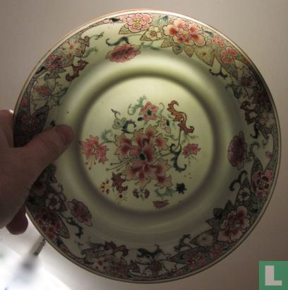 Famille Rose deep plate, China - (18 th. or 19 e )