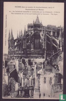 Reims, dans ses annees de bombardements, La Cathedrale incendiee et bombardee par les Allemands L'Abside