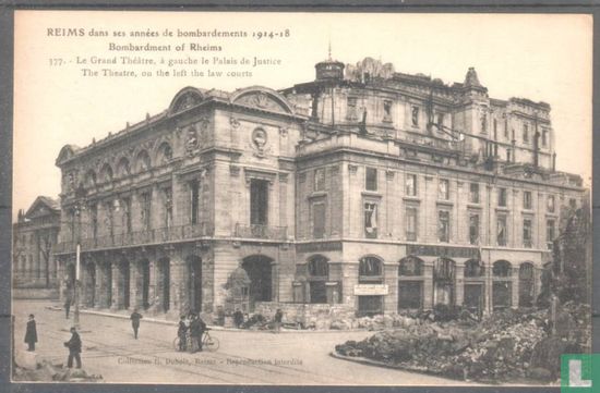 Reims, Le Grand Théatre, a gauche le Palais de Justice