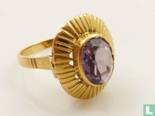 Gouden ring met paarse steen - Afbeelding 1