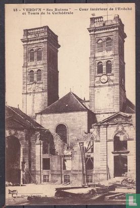 Verdun - `Ses Ruines`, Cour interieur de l´Eveche et Tours de la Cathedrale
