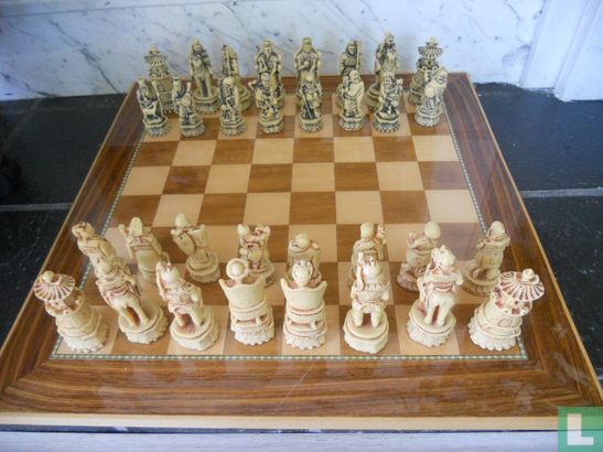 Schaakspel met Chinese figuren als schaakstukken - Afbeelding 1