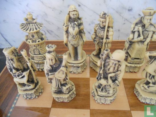Schaakspel met Chinese figuren als schaakstukken - Afbeelding 2