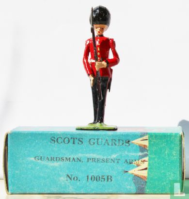 Scots Guards: Guardsman present arms - Afbeelding 1