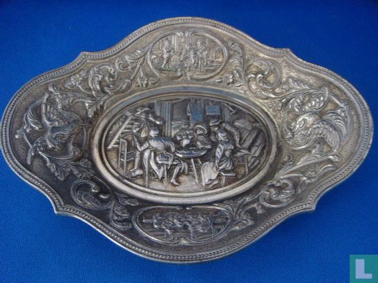 Plat argenté avec scène - Image 1