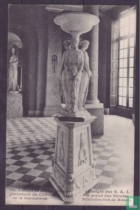 Vasque en marbre blanc provenant du Château de la Malmaison