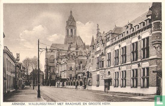 Arnhem, Walburgstraat met raadhuis en groote kerk