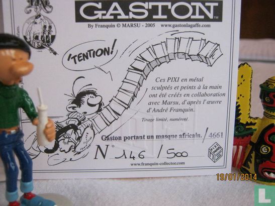Gaston portant un masque africain - Image 3
