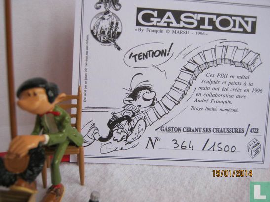 Gaston cirant ses chaussures - Image 2