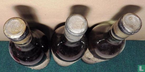 Lot de 3 bouteilles de vin Château Talbot 1943. - Bild 2
