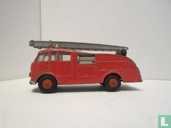 Fire Engine with Extending Ladder - Image 3