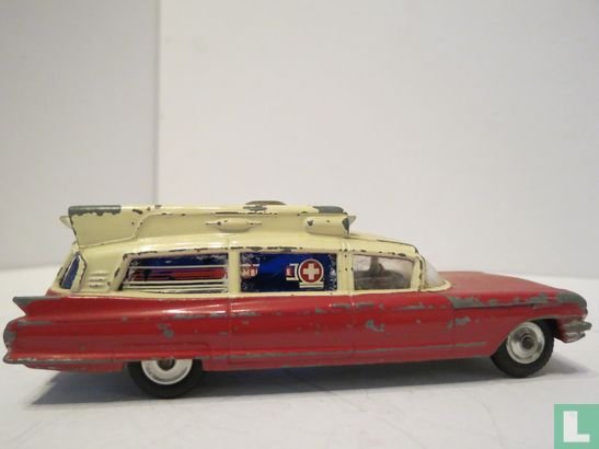 Cadillac Superior Ambulance - Afbeelding 1