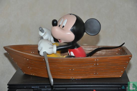 Mickey Mouse im Ruderboot