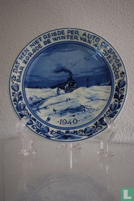 Sierbord - "Dat men niet reisde per auto of spoor, daar zorgde de winter van '40 wel voor" - De Porceleyne Fles - Afbeelding 1