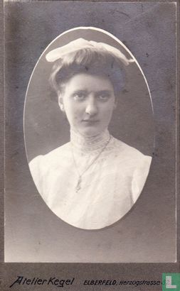 JOnge dame uit Elberfeld, met haarstrik  - Afbeelding 1