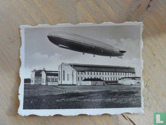 Neue Luftschiffhalle mit LZ 127 "Graf Zeppelin" - Bild 1