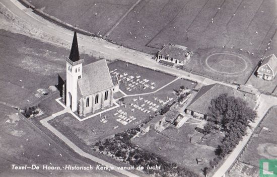 Historisch kerkje van uit de lucht - Image 1