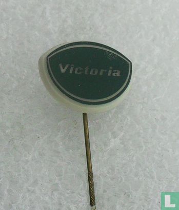 Victoria [donkergroen op wit]